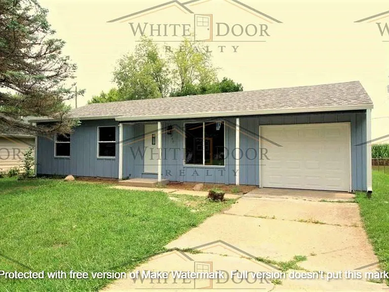 300 Vicksburg Ln — Photo 1