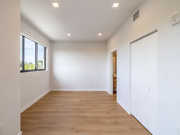 1376 SW 4th St #401 — Photo 22