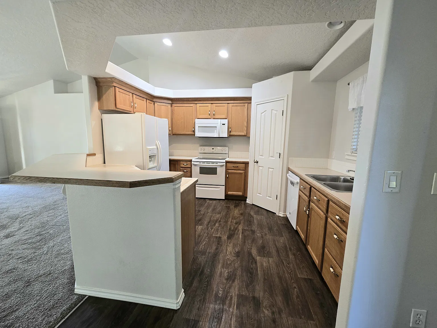 4 bed, 1692 sqft, $2,300 — Photo 3