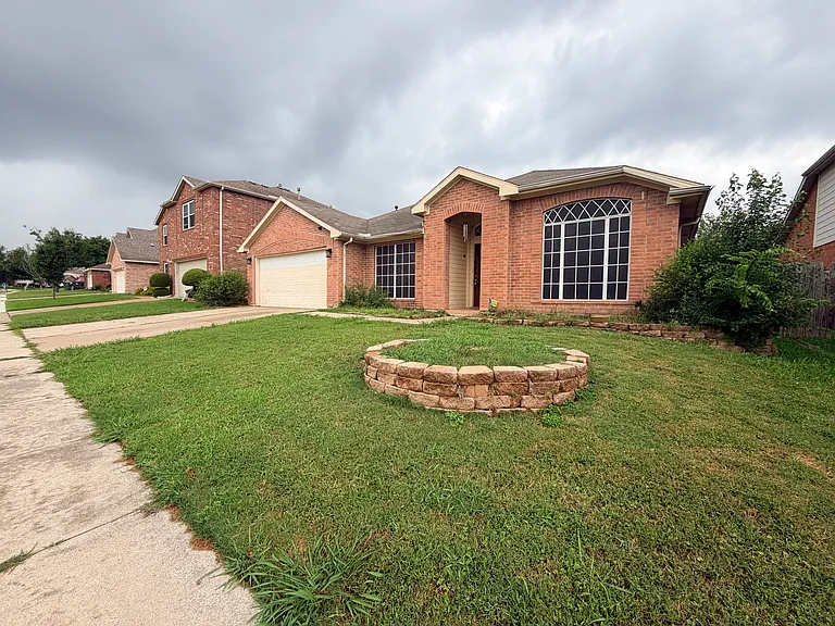 1023 Bonanza Dr — Photo 2