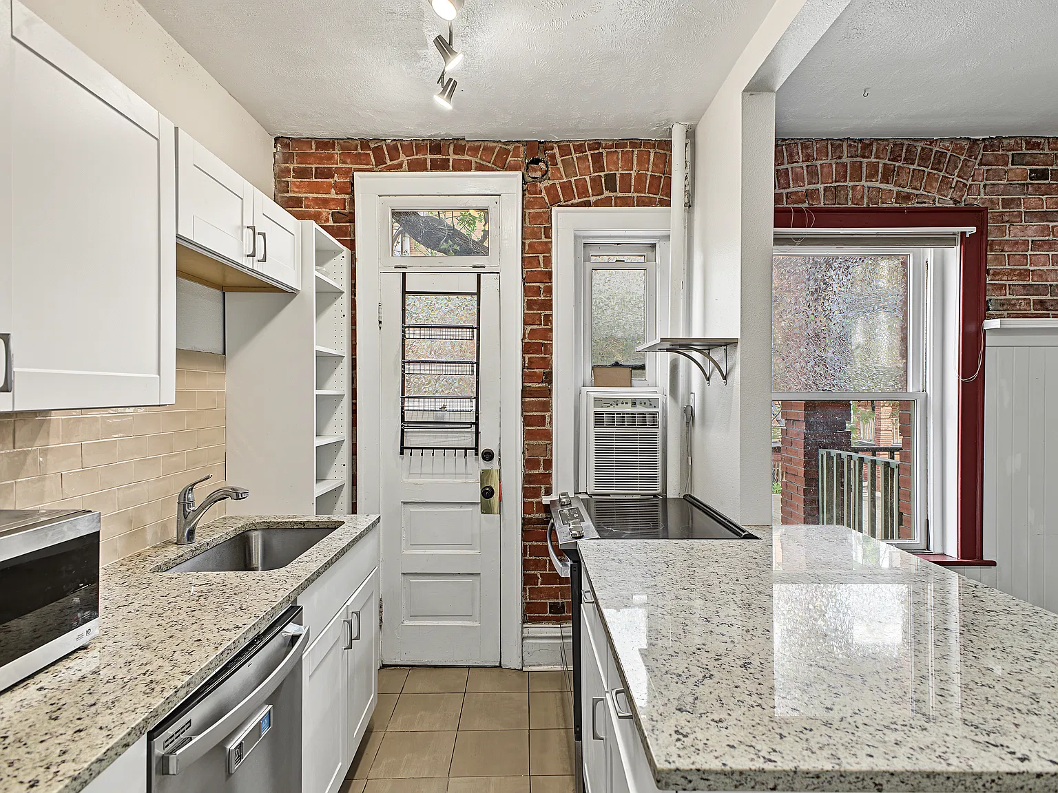 1356 N Pearl St — Photo 4