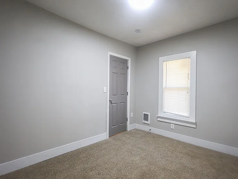 216 E 33rd St — Photo 23