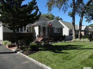 109 Hungry Harbor Rd, Valley Stream, NY 11581