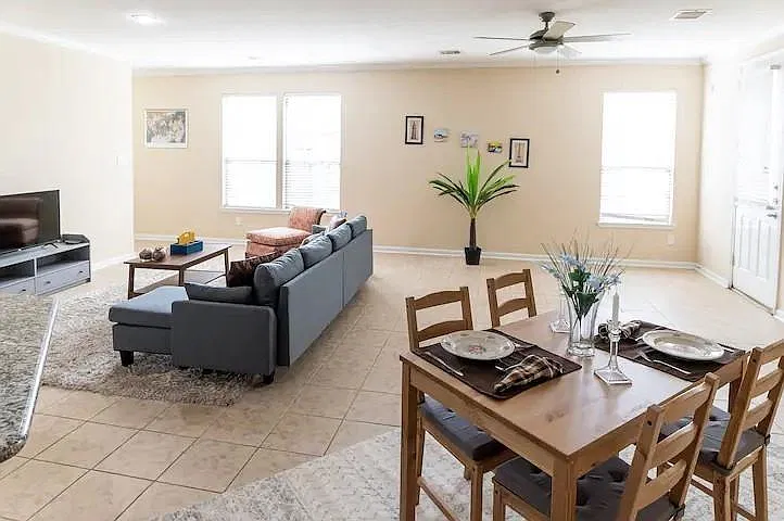 3 bed, 2.0 bath, 2041 sqft, $1,999 — Photo 3