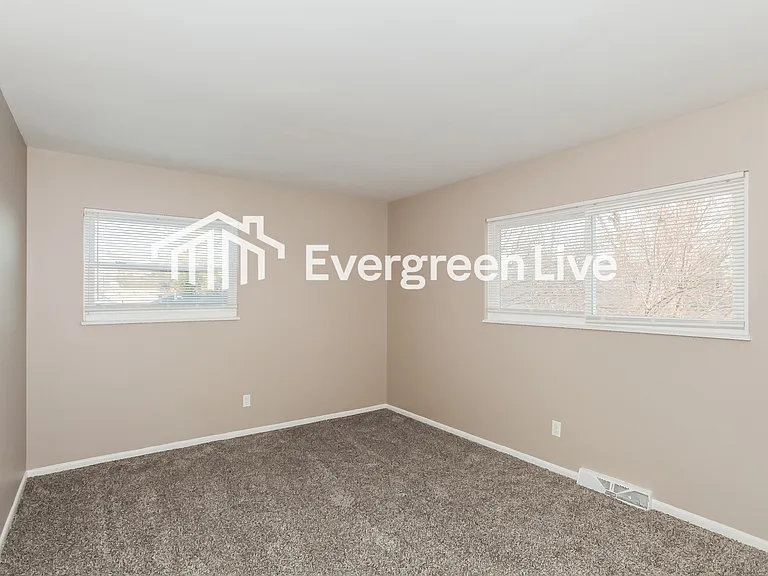 725 Decatur Ct — Photo 11