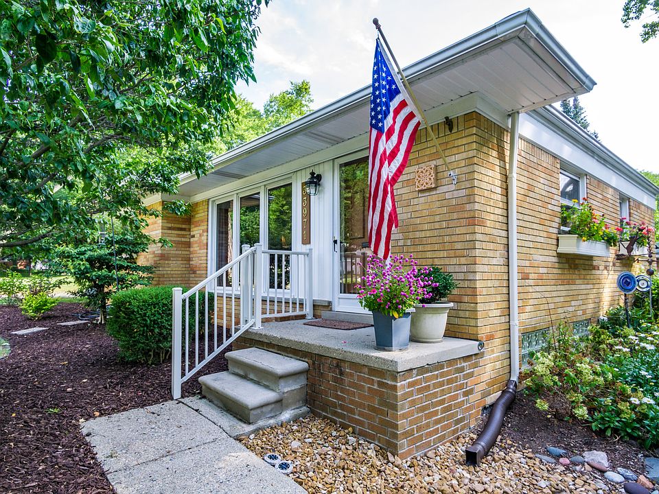 1st image of 33971 Glenview Dr