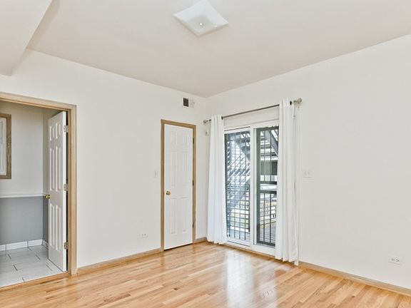 5th image of 1443 W Walton St APT 1
