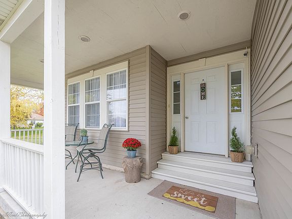 Porch to the front entrance