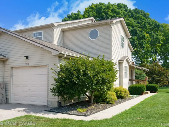 5010 Harbor Oak Dr, Waterford, MI 48329