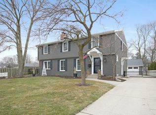 2325 Oakwood Dr SE, East Grand Rapids, MI
