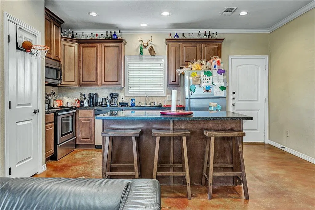 5 bed, 1931 sqft, $3,000 — Photo 4