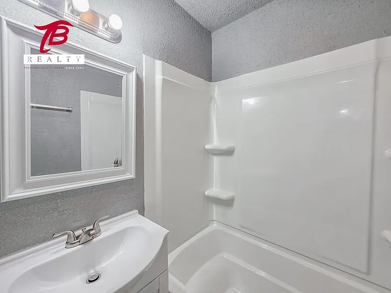 2320 NE 20th St — Photo 17