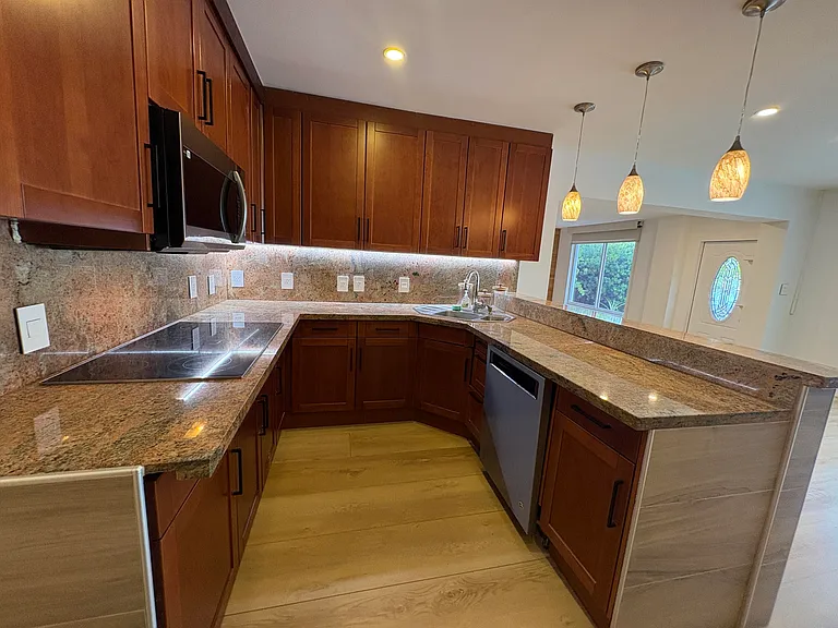1032 NE 16th Ter — Photo 13