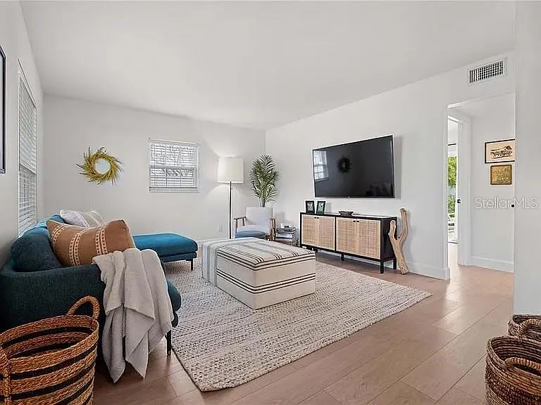 4 bed, 2.0 bath, 1440 sqft, $4,400 — Photo 4