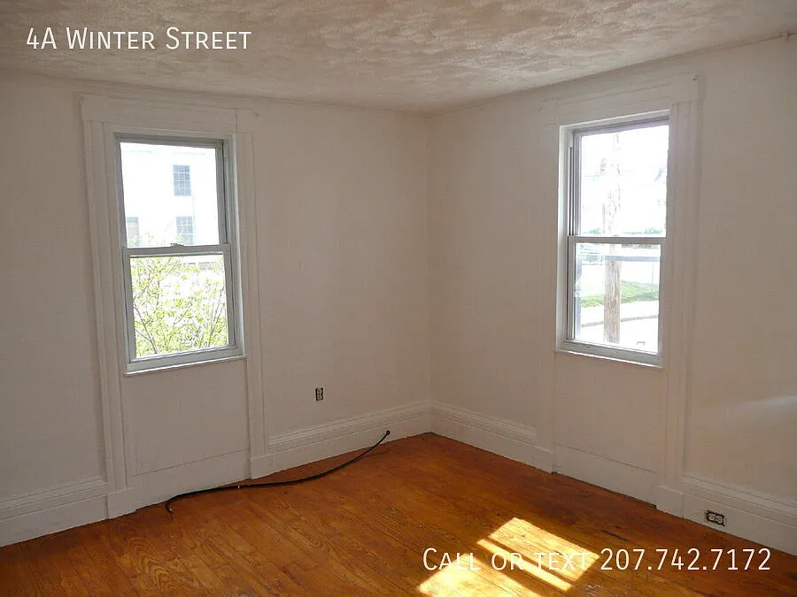 "Charming 4-Bedroom Haven in Dover - Cozy 950 Sq Ft Living at 4A Winter Street!" — Photo 4