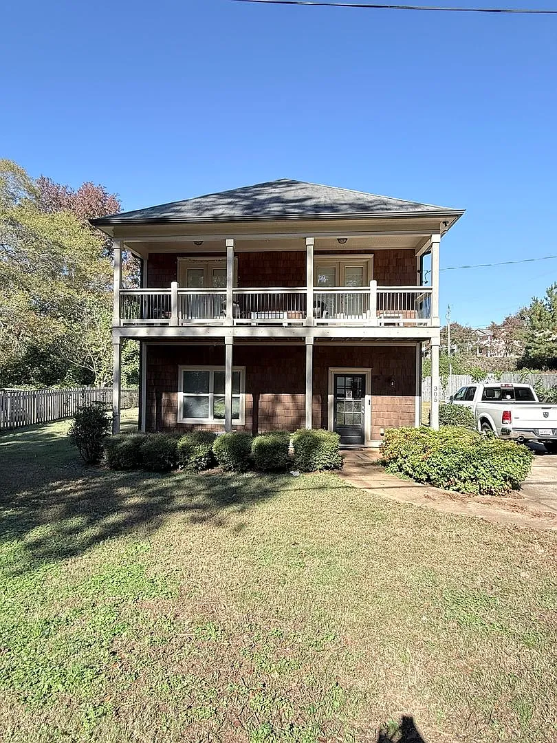 Four Bedroom Near Downtown Available for Pre-Lease! — Photo 1