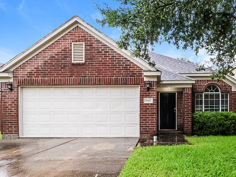 18407 Knob Hill Lake Ln — Photo 1