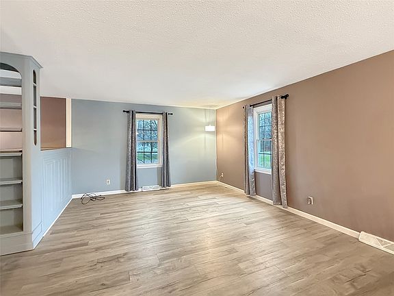 4th image of 5950 Greenbriar Dr