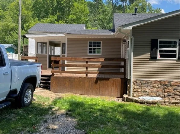 42 Pine Cone Dr, Elkview, WV 25071