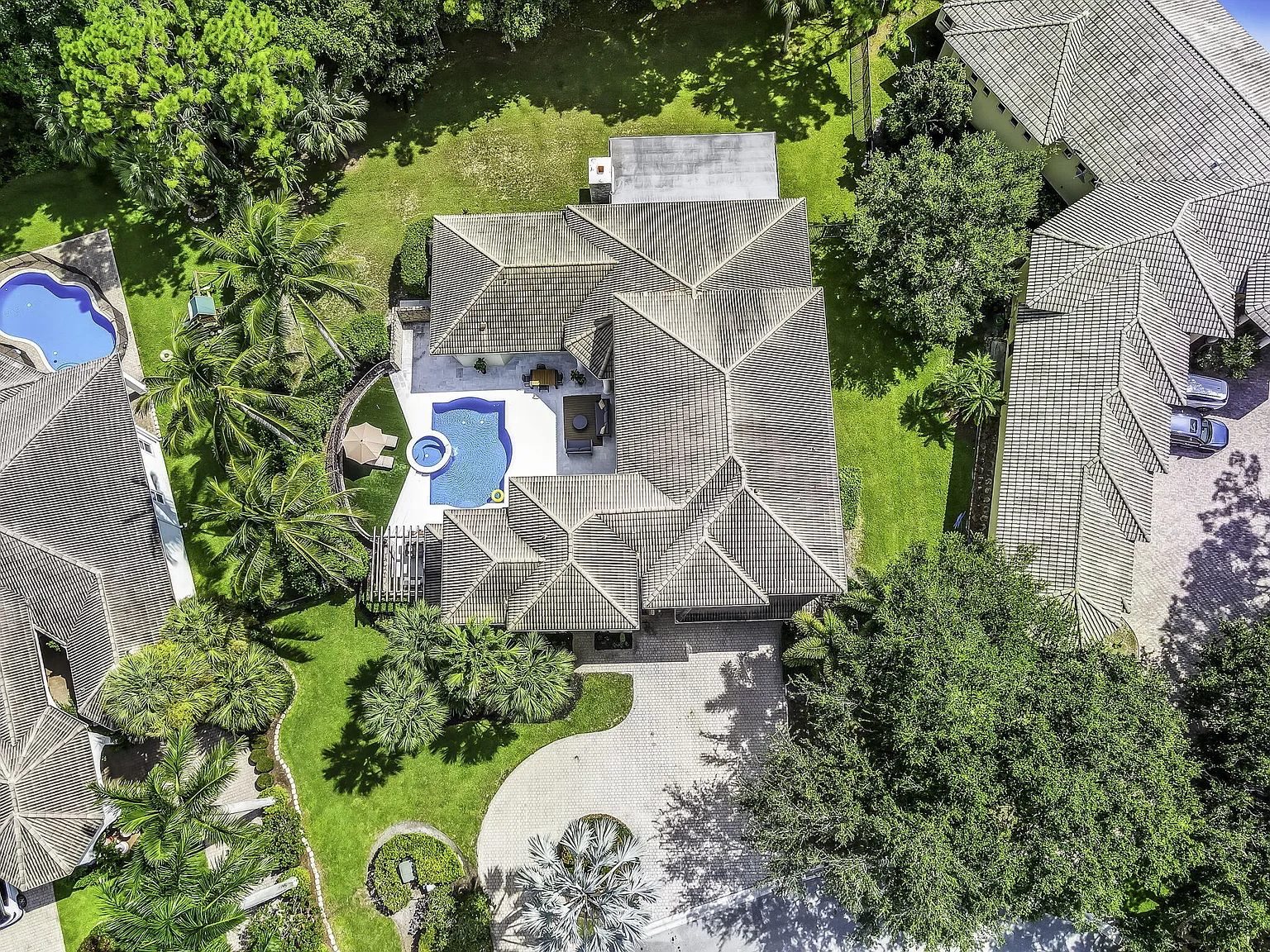 6 bed, 4.5 bath, 5591 sqft, $15,000 — Photo 3
