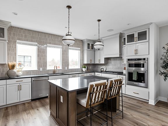 Chef s Kitchen with Eat-In Island