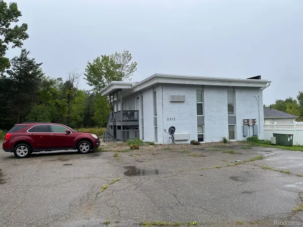 3312 S Center Rd, Burton, MI 48519
