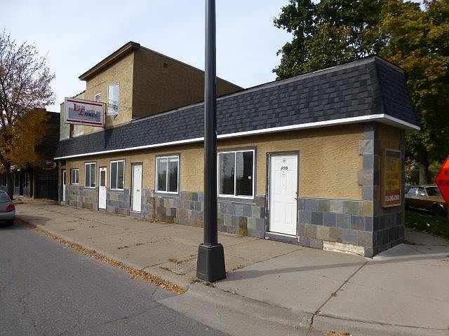 1st image of 905 W 7th St