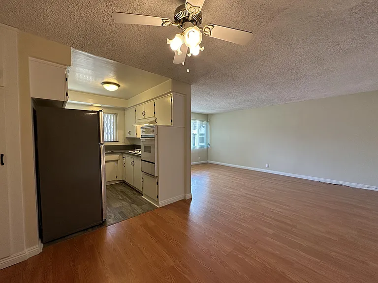 245 W Stocker St — Photo 3