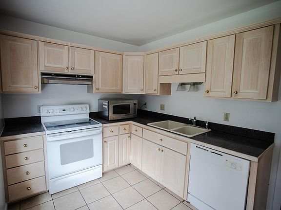 3rd image of 2836 Wellesley Ct APT 111