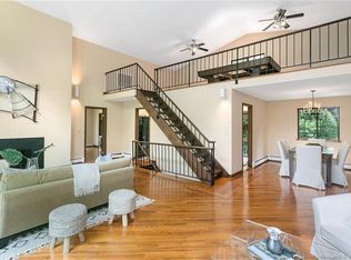 84 Hitching Post Ln, Fairfield, CT 06824