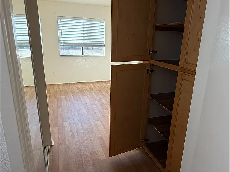 College Ave Apts. — Photo 8