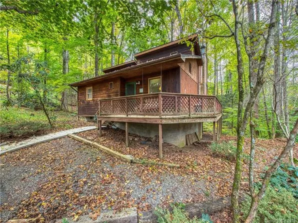 38 Hamilton Ct, Maggie Valley, NC 28751