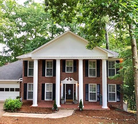 BEAUTIFUL HOME ON THE LAKE!