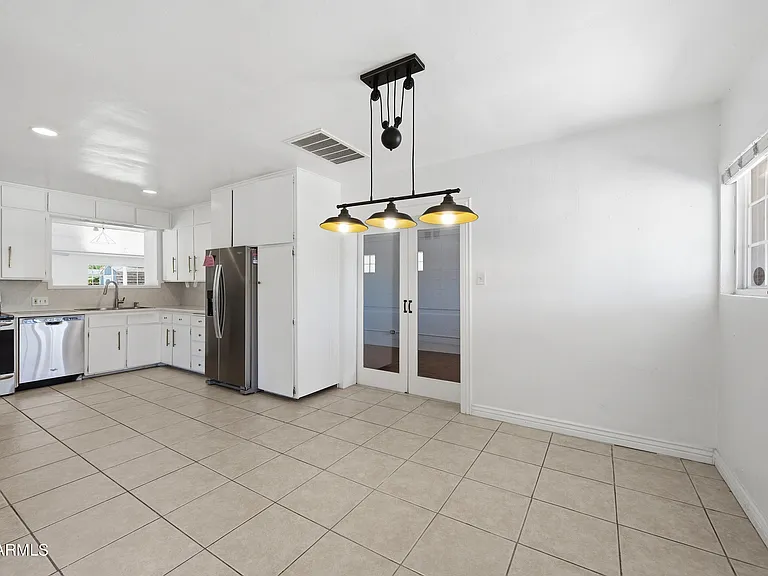 1031 E Vermont Ave — Photo 14