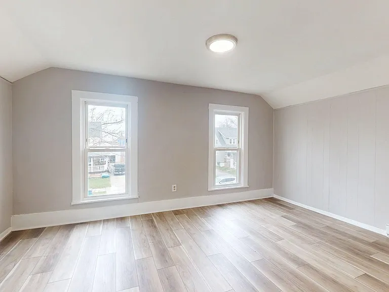 1031 W 9th St — Photo 19