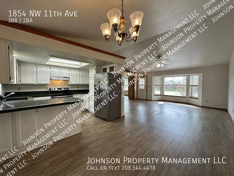 Spacious 3-Bedroom Home with Bonus Room, Detached Shop & Fenced Yard! — Photo 3