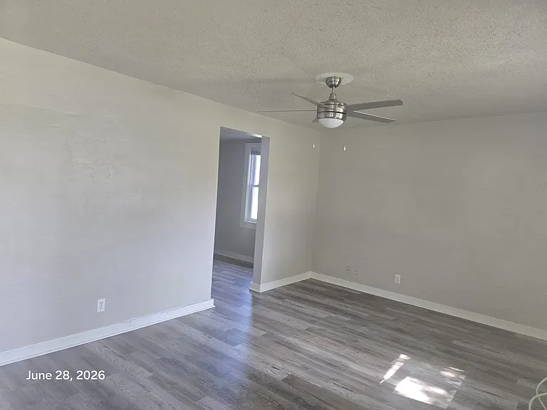 307 W Rollins Pl — Photo 2