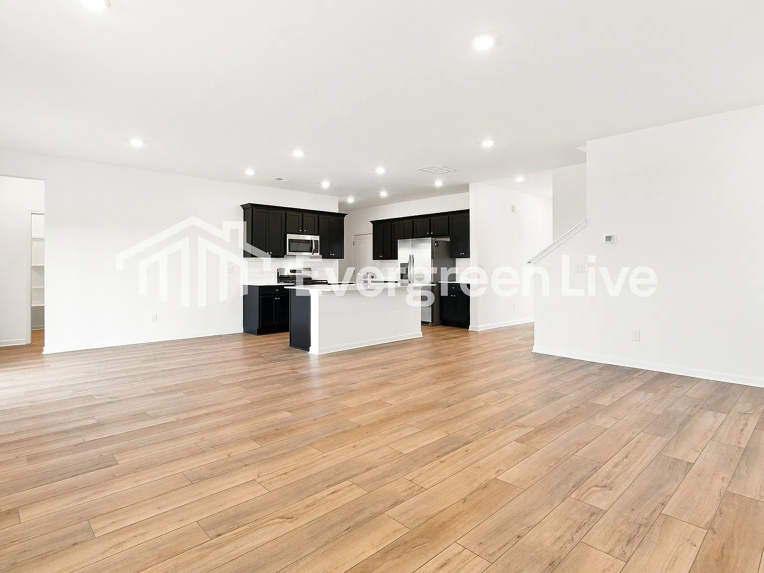6 bed, 4.0 bath, 3009 sqft, $2,560 — Photo 3
