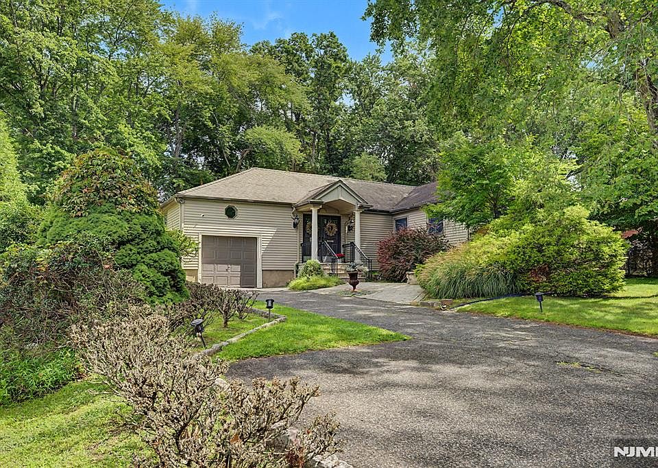 1st image of 89 Closter Dock Road