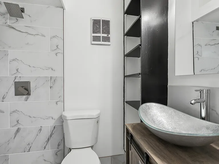 2211 Broadway St — Photo 15