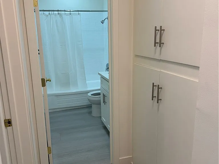 580 W Stocker St #8 — Photo 10