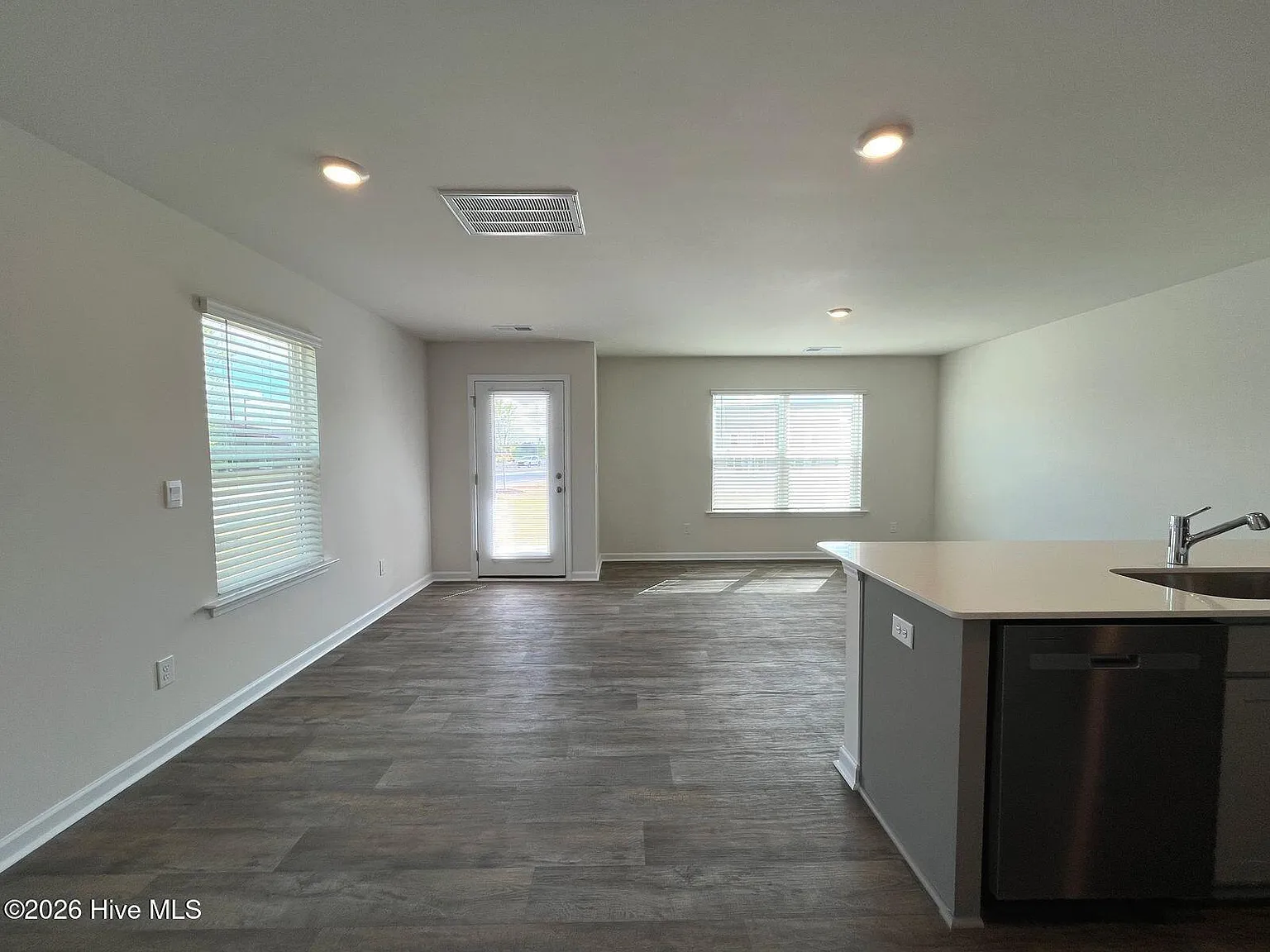 3 bed, 2.5 bath, 1418 sqft, $1,800 — Photo 4