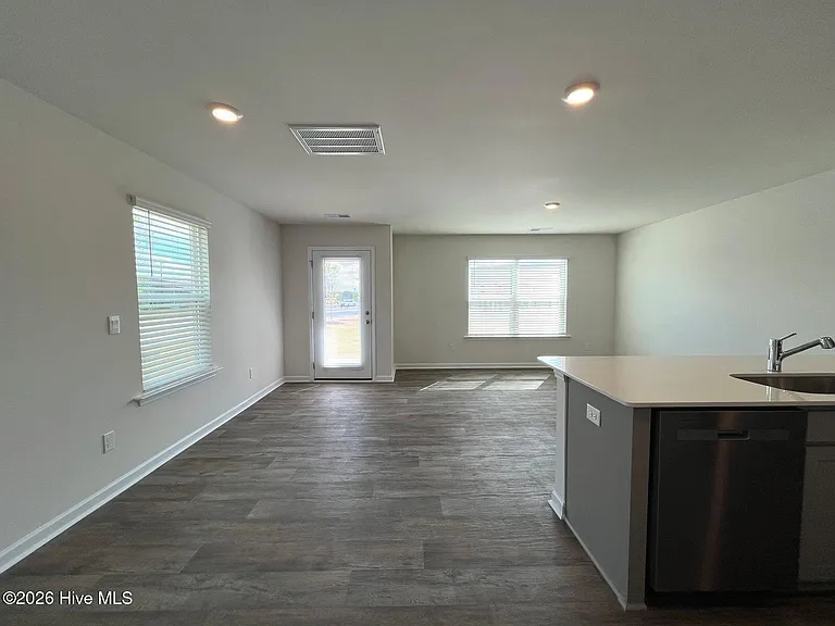 201 Maddox Dr — Photo 4
