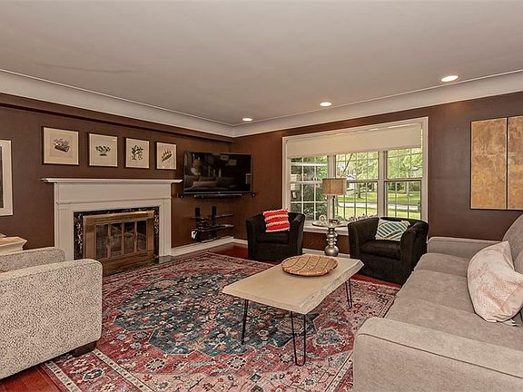 3rd image of 21275 Fairmount Blvd