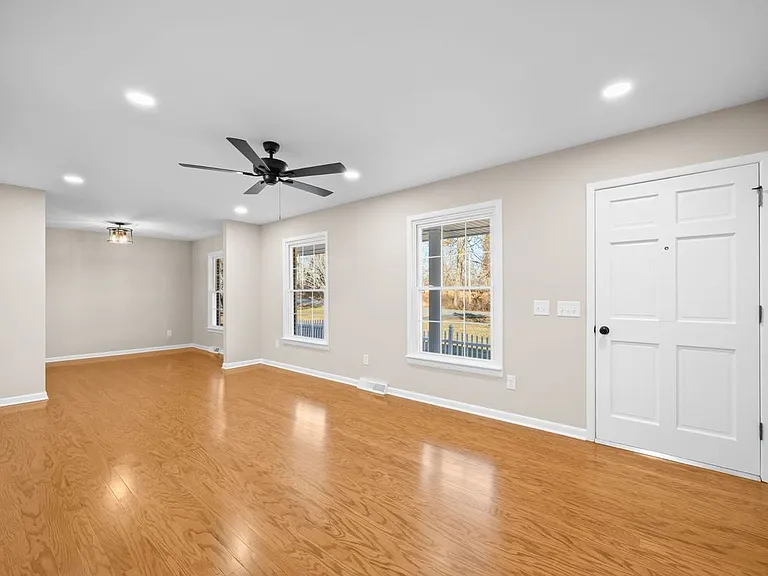 215 Hill St — Photo 24