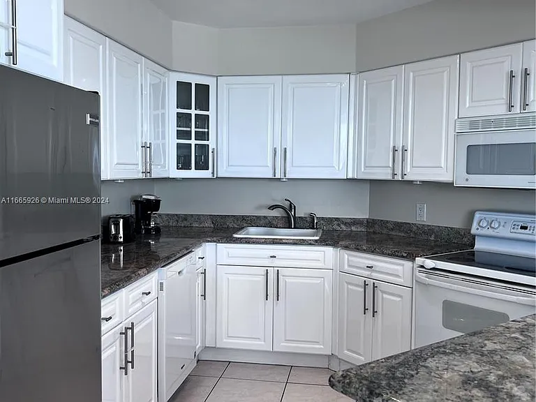 5161 Collins Ave #405 — Photo 18