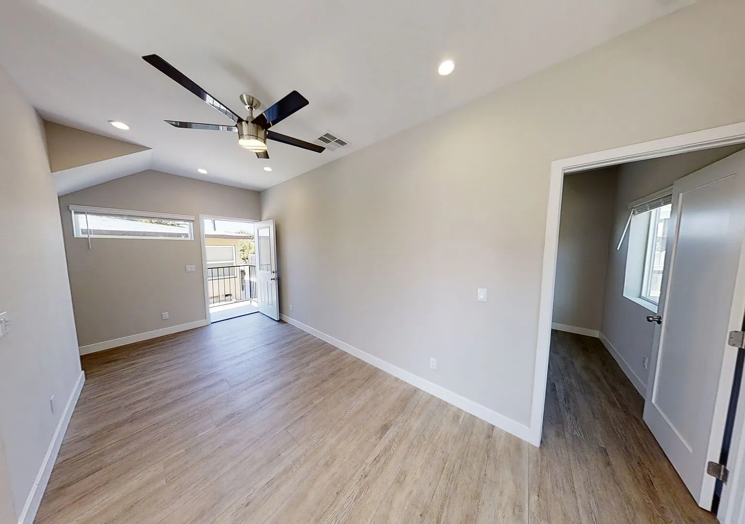 Tucked away with private driveway! — Photo 3