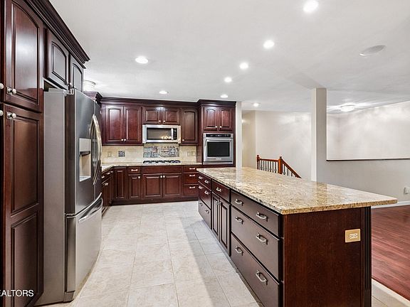 5th image of 321 S Sevenoaks Dr
