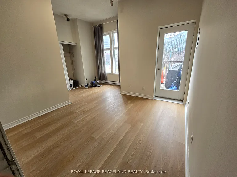 558 Spadina Cres #2 — Photo 3
