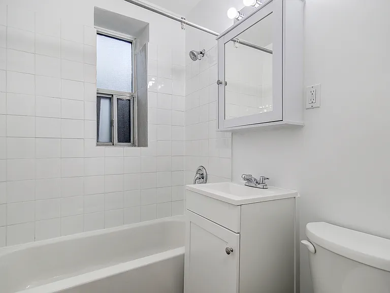 1639 Bloor St W — Photo 8